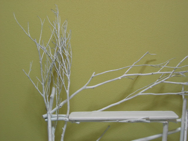 画像: 細い枝の飾り棚